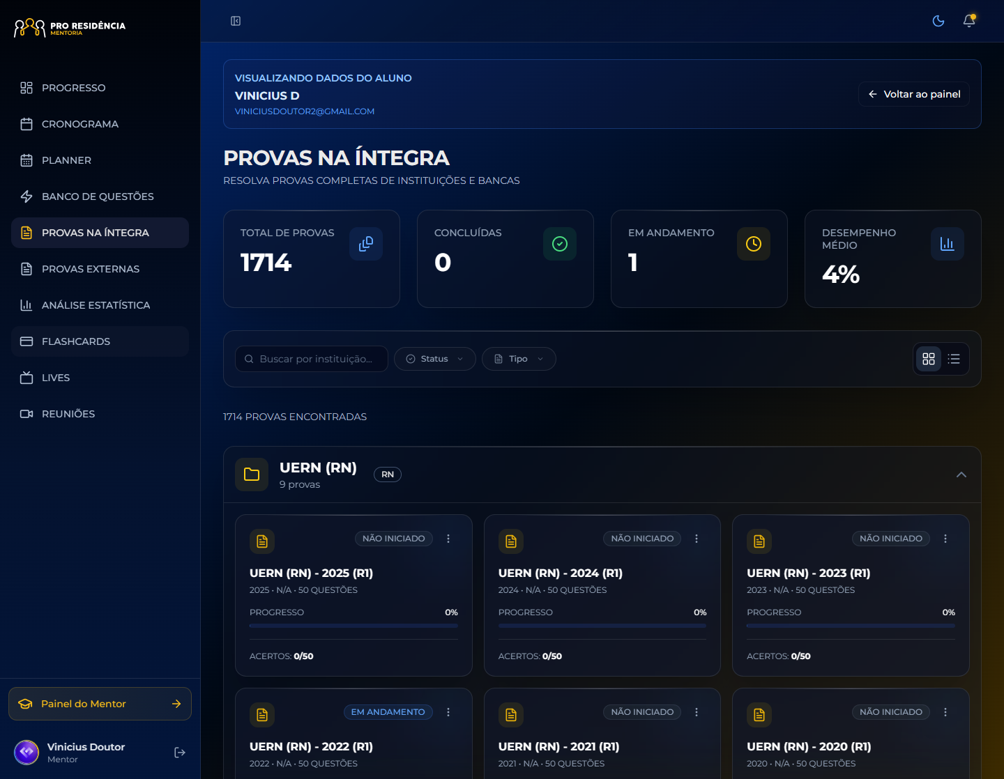Provas na íntegra no modo escuro, com o estado de cada prova e o desempenho médio do aluno