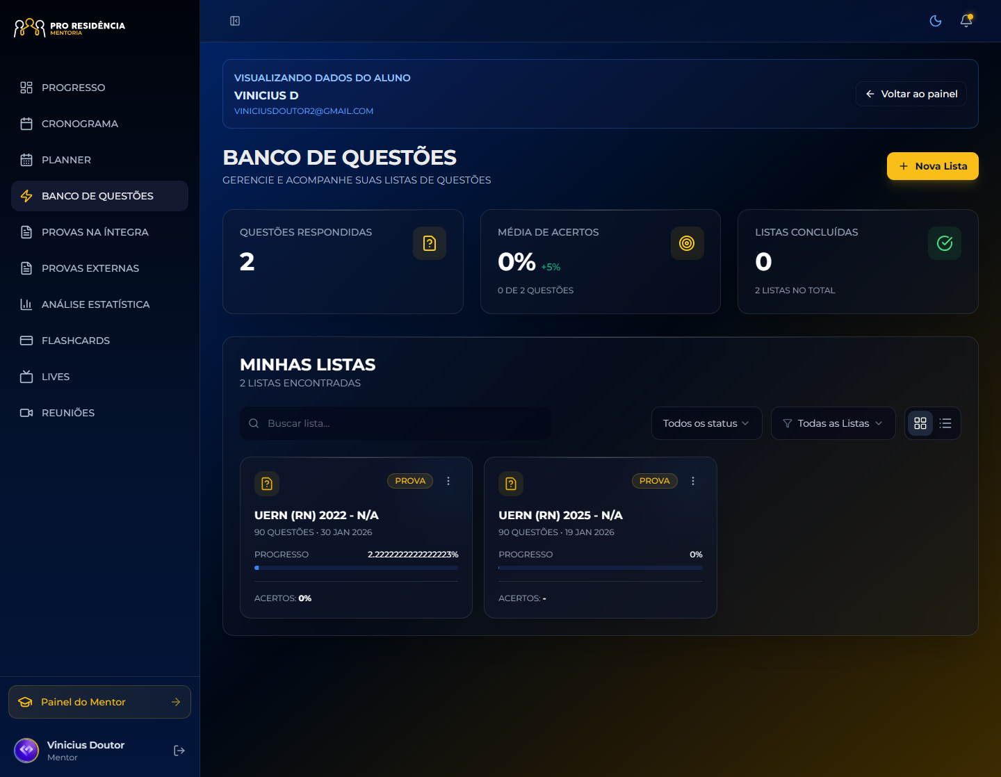 Banco de questões no modo escuro, com os cartões de lista e o resumo de acertos